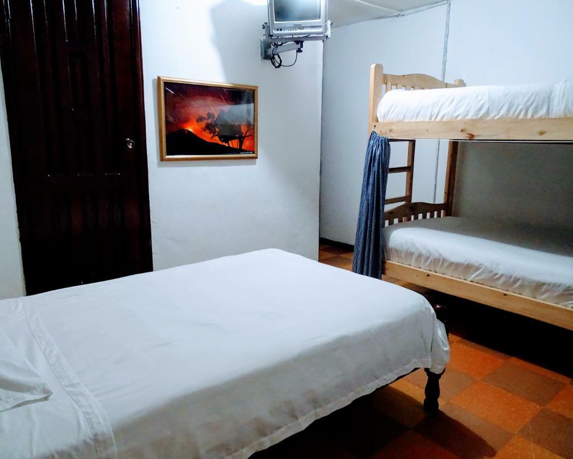 Erupcion Art Hotel & Hostel บาญอส ภายนอก รูปภาพ